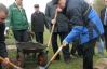 Азарова через "підготовку лопат до зими" запідозрили у неадекватності