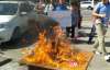 Под посольством РФ в Киеве в знак протеста сожгли российские товары