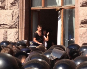 Депутатов, которые ворвались в Киевсовет, вытеснили &quot;беркутовцы&quot;