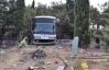 Под Алуштой рейсовый автобус разгромил десяток могил