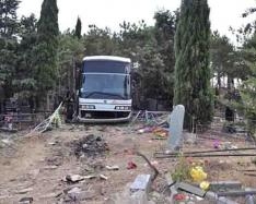 Під Алуштою рейсовий автобус розгромив десяток могил