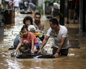 Миллионы китайцев страдают от страшного наводнения, вызванного тайфуном &quot;Утор&quot;