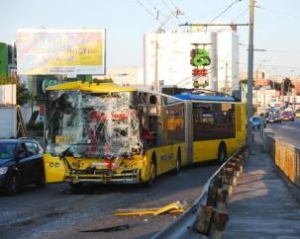 У Києві на швидкості зіткнулися тролейбуси: чотири людини потрапили до лікарні