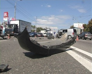 Гра у доміно на київській дорозі: три люксові автівки рознесли одна одну вщент