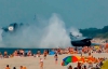 В России огромный десантный корабль выкатился на пляж, где загорали люди