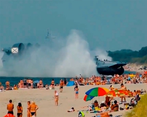 У Росії величезний десантний корабель викотився на пляж, де засмагали люди
