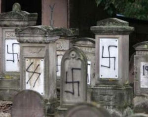 У Прилуках вандали розмалювали свастикою єврейські могили