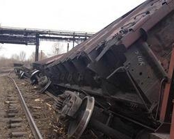 На Луганщине 12 вагонов сошли с рельсов и вырвали &quot;с мясом&quot; участок железной дороги