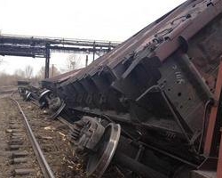 На Луганщине 12 вагонов сошли с рельсов и вырвали "с мясом" участок железной дороги