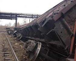 На Луганщині 12 вагонів зійшли з рейок і вирвали &quot;з м&#039;ясом&quot; ділянку залізниці