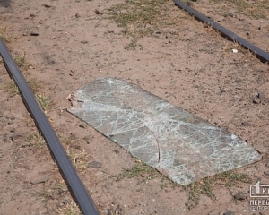 В Кривом Роге перевернули и забросали камнями автомобиль кавказца, который сбил мать с ребенком