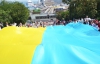 Одесситы накрыли Потемкинскую лестницу 22-метровым флагом Украины