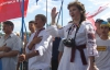 Независимость по-донецки: полосатые робы, красный флаг, "праздник пива и шаурмы"