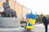Янукович вклонився Грушевському і подарував квіти Шевченку