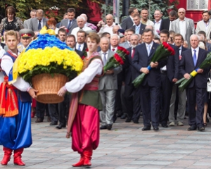 &quot;Свободівці&quot; нарядили харківські пам&#039;ятники у вишиванки