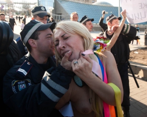 FEMEN закрывает офис в Украине, активистки покидают страну