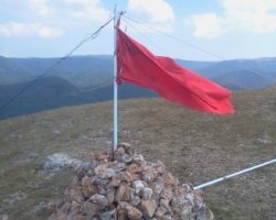 В Крыму неизвестные заменили украинский флаг на советский с серпом и молотом