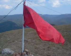 На крымской горе украинский флаг поменяли на советский