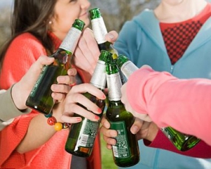 Білорусам заборонять вживати алкоголь і цигарки до 18 років
