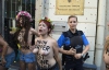 Femen голими грудьми "осаджували"  українські посольства у Європі