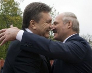 Янукович с самого утра поздравил Лукашенко 