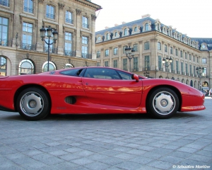 Jaguar XJ220 зухвало поганяв у новому відео від Tax The Rich