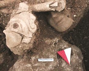 Древнюю погребальную маску раскопали в Турции