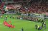 Игроки "Баварии" стали на колени перед фанатами с Суперкубком УЕФА