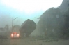 Водій чудом вижив: у Тайвані на машину зірвався гігантський камінь