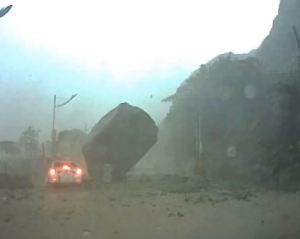 Водій чудом вижив: у Тайвані на машину зірвався гігантський камінь