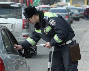 В Киеве пьяный на БМВ врезался в машину ГАИ и покалечил инспектора
