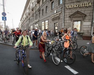 Білорусам заборонили кататися на велосипедах більше ніж утрьох