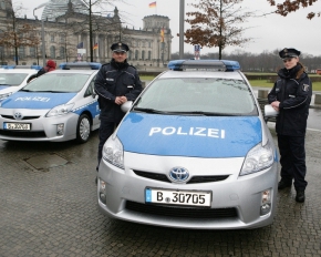   Милиция продолжает ездать на ВАЗах и "бобиках" вместо новых Toyota Prius