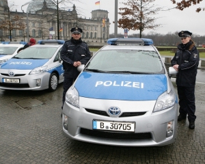   Милиция продолжает ездать на ВАЗах и &quot;бобиках&quot; вместо новых Toyota Prius