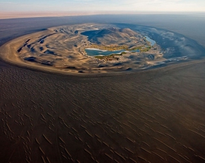 Живописный кратер потухшего вулкана Вау-ан-Намус называют &quot;сердцем Сахары&quot;