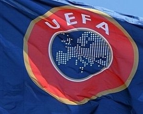 Сразу трем клубам досталось от УЕФА за расизм фанатов
