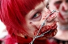 Декольте Фаріон, президент на ретро-кабріолеті та парад зомбі - найяскравіші фото тижня