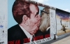 Граффити на Берлинской стене заклеивают в знак протеста
