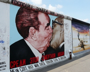 Графіті на Берлінській стіні заклеюють в знак протесту