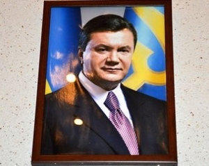 В детских садах руководство требует от родителей покупать портреты Януковича - активист