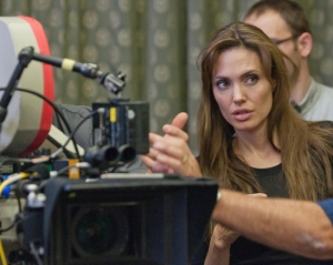 Анджелина Джоли снимает правдивую историю о летчике, который 47 дней выживал среди моря