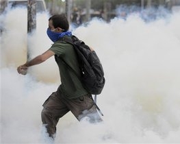 Турцию охватили новые протесты: полиция применила против митингующих газ и водометы