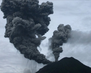 В Индонезии многотысячная эвакуация: проснулся вулкан Синабунг
