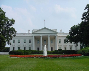 Резиденцию президента США закидали хлопушками