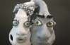 Художник из папье-маше делает маски человеческой психики