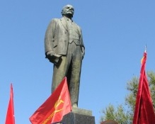 Коммунисты требуют наказать &quot;свободовцев&quot;, которые разрушили памятник Ленину