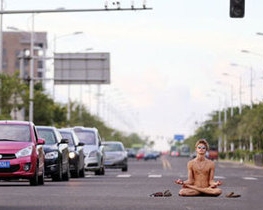 Російський студент влаштував затор, вирішивши помедитувати голяка на трасі
