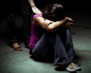 На Рівненщині голова сільради два роки ґвалтував 12-річну дівчинку та чіплявся до її подруги