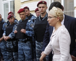 До лікарні Тимошенко, де зібралися депутати, підігнали автозак і міліцію 