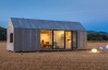 Высокие потолки и отделка из древесины - уютный портативный дом от итальянских дизайнеров